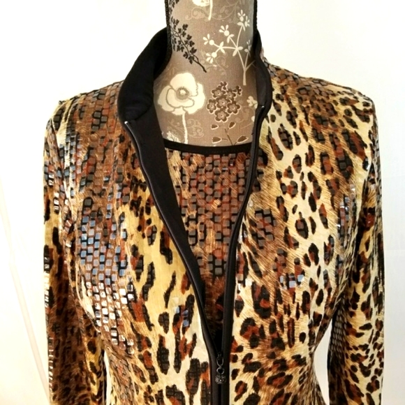 a DRESSING WOMAN  CARDIGAN AND SHELL - Picture 3 of 8